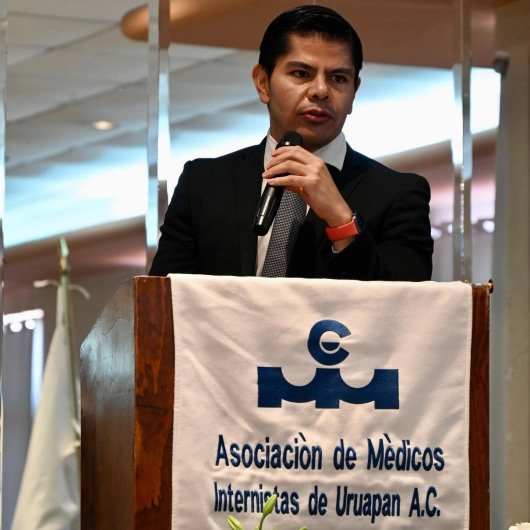 Fotografía de Dr. Adolfo Navarro Escamilla, Nefrólogo en Uruapan, Michoacan