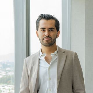 Fotografía de Dr. Guillermo Barajas Plascencia, Cirujano plástico en Guadalajara, Jalisco