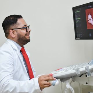 Fotografía de Dr. Fernando Cabrales Tejeda, Ginecólogo en Tepic, Nayarit