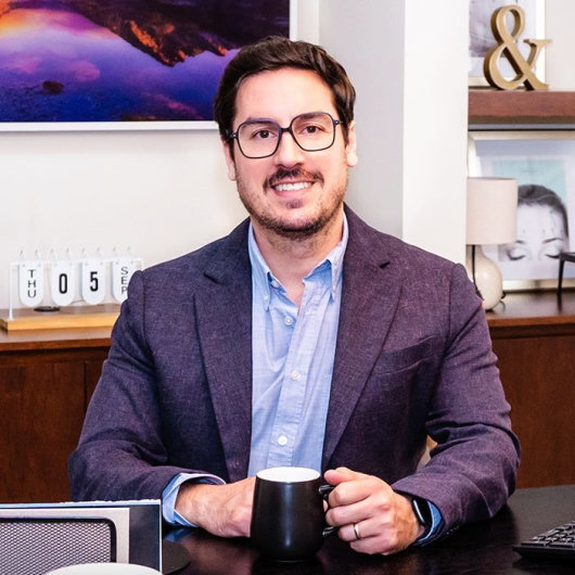 Fotografía de Dr. Oscar Eduardo Flores Woods, Cirujano plástico en Mazatlán, Sinaloa