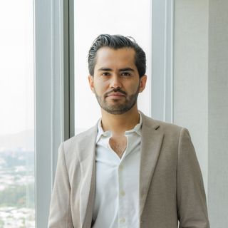 Fotografía de Dr. Guillermo Barajas Plascencia, Cirujano plástico en Guadalajara, Jalisco