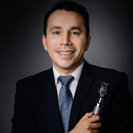 Fotografía de Dr. Julio Alatorre Ricardo, Oftalmólogo en Monterrey, Nuevo Leon