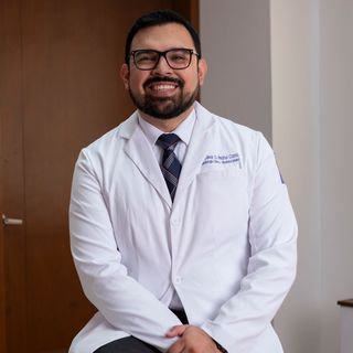 Fotografía de Dr. César Octaviano Pezina Cantú, Hematólogo en Monterrey, Nuevo Leon