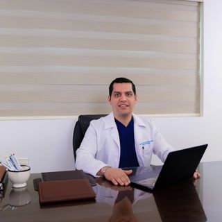 Fotografía de Dr. Angel Noe Del Cueto Aguilera, Gastroenterólogo en Monterrey, Nuevo Leon